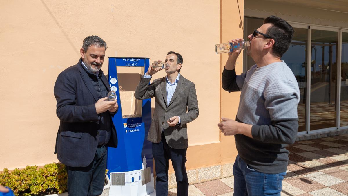 El alcalde de l'Alfàs y el gerente de Hidraqua, junto a una de las fuentes instaladas