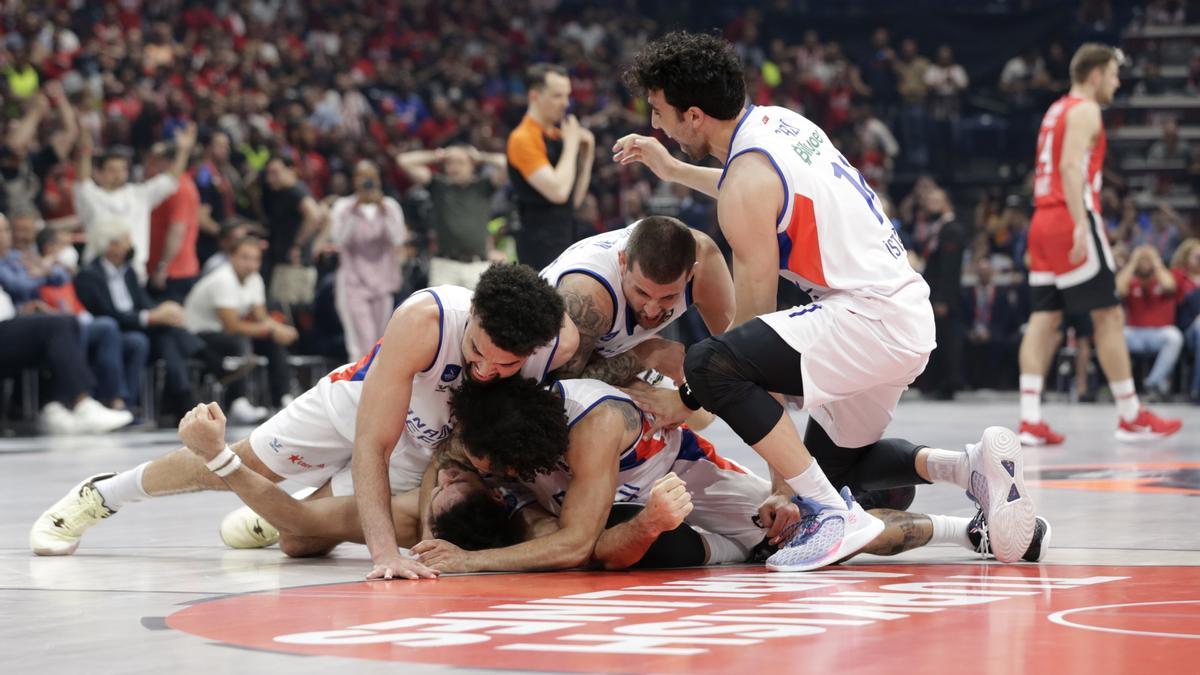 Los jugadores del Olympiacos celebran el pase a la final de la Euroliga.