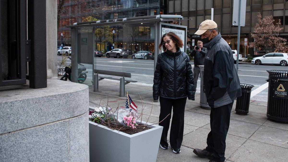 Una pareja se detiene ante el punto donde fueron tiroteados dos miembros de la Guardia Nacional en Washington.