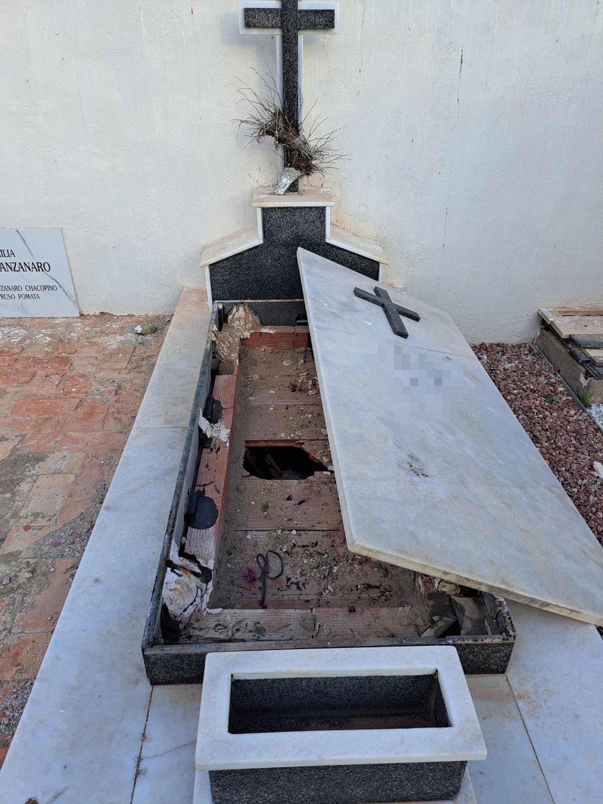 Lápidas levantadas y nichos destrozados por vandalismo en el cementerio de Tabarca