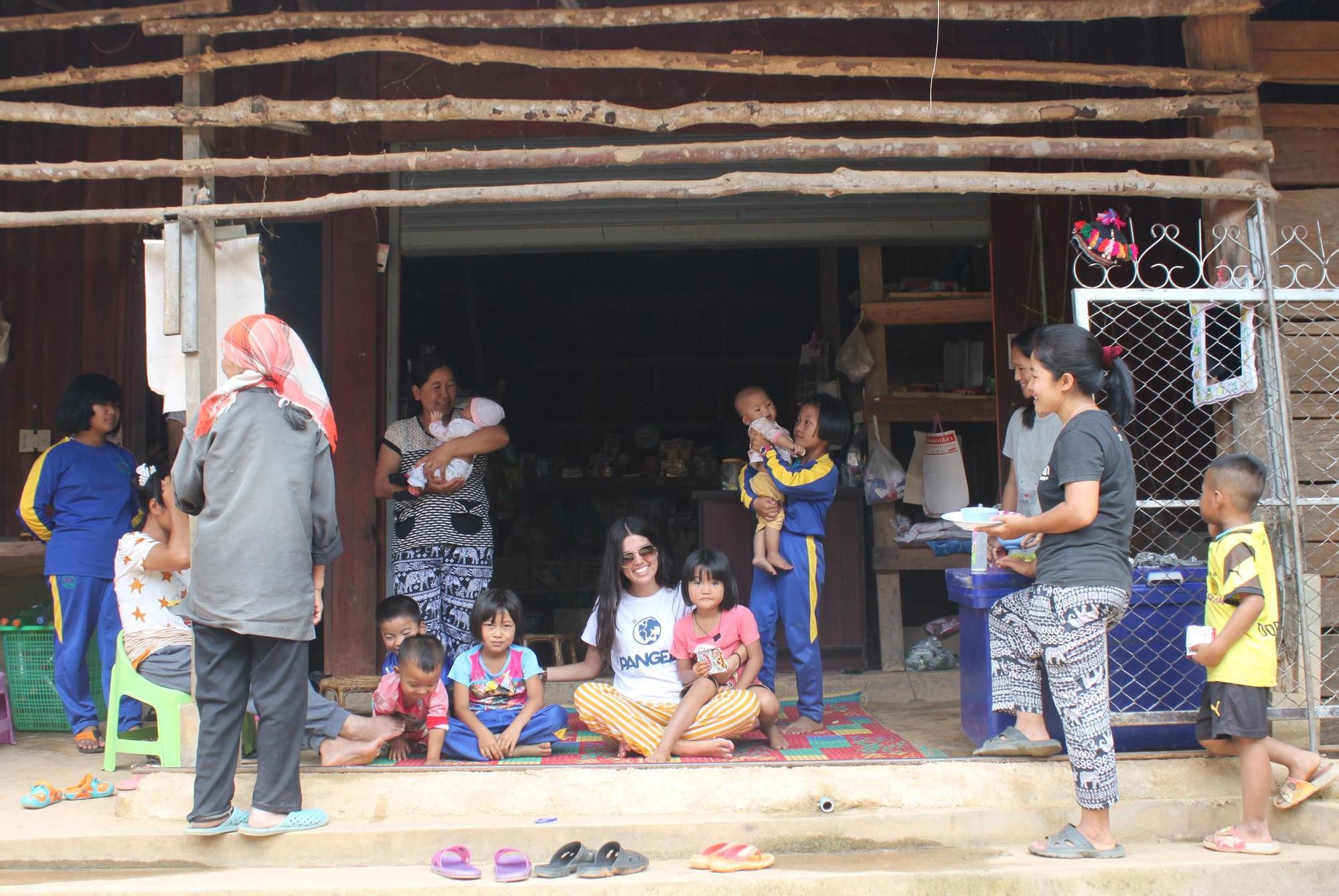 María Chacón disfrutando de Chiang Rai junto a la tribu Akha