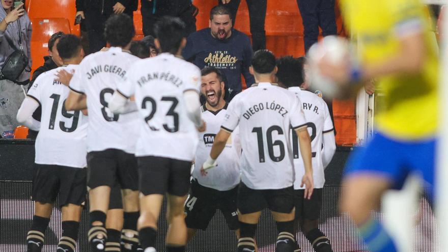 Los jugadores del Valencia CF celebran un gol contra el Cádiz en Mestalla