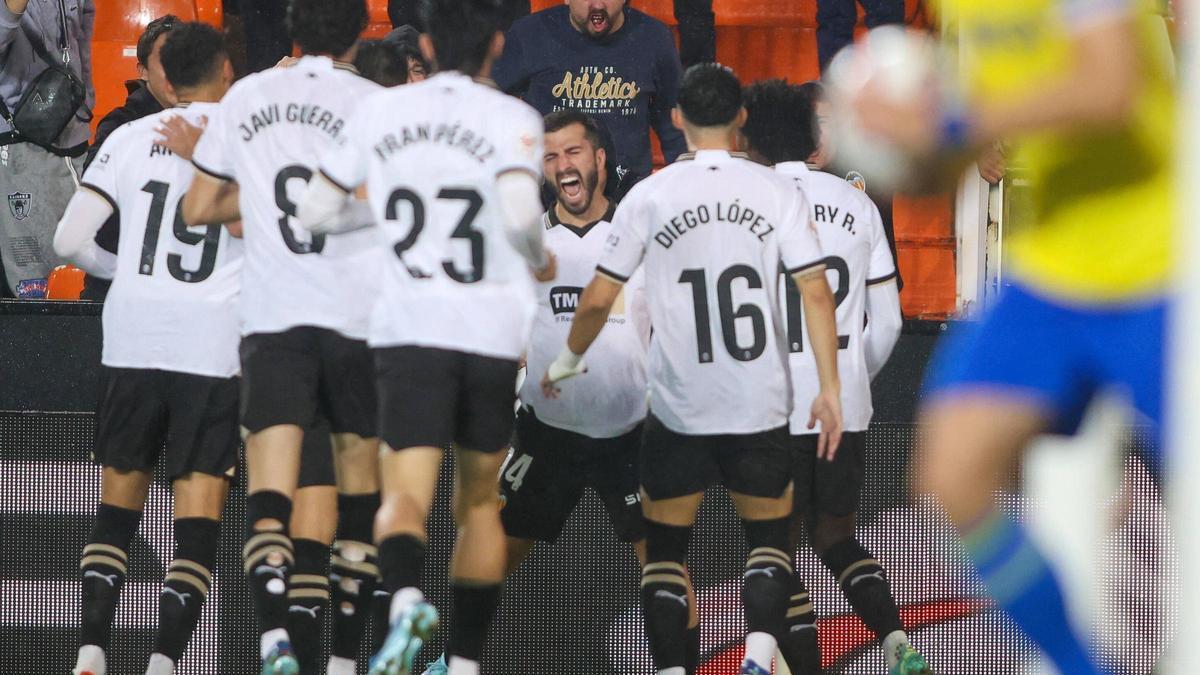 Los jugadores del Valencia CF celebran un gol contra el Cádiz en Mestalla