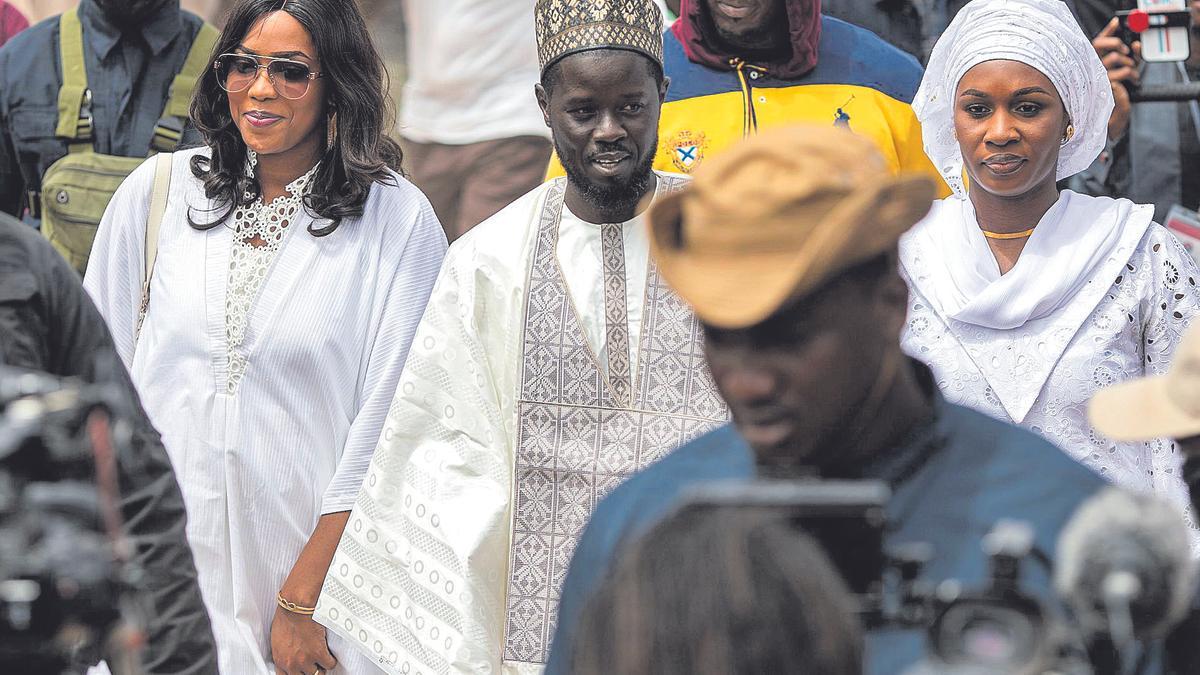 El presidente electo de Senegal, Bassirou Diomaye Faye, junto a sus dos esposas, Absa Faye y Marie Khone Faye.