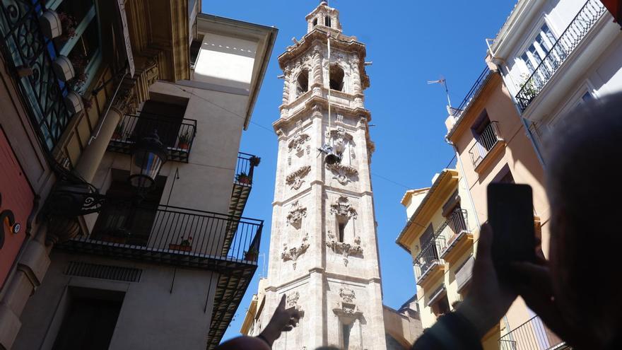 L&#039;església de Santa Catalina puja a la seua torre la seua campana major i altres cinc peces restaurades