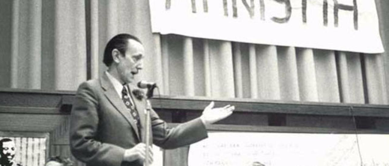 Buero Vallejo se dirige a los estudiantes en un acto de homenaje al poeta Miguel Hernández en la Facultad de Filología y Letras de la Universidad Complutense de Madrid (1976). Detrás, de izquierda a derecha, los poetas José Luis Cano, Celso Emilio Ferreiro y José Hierro.