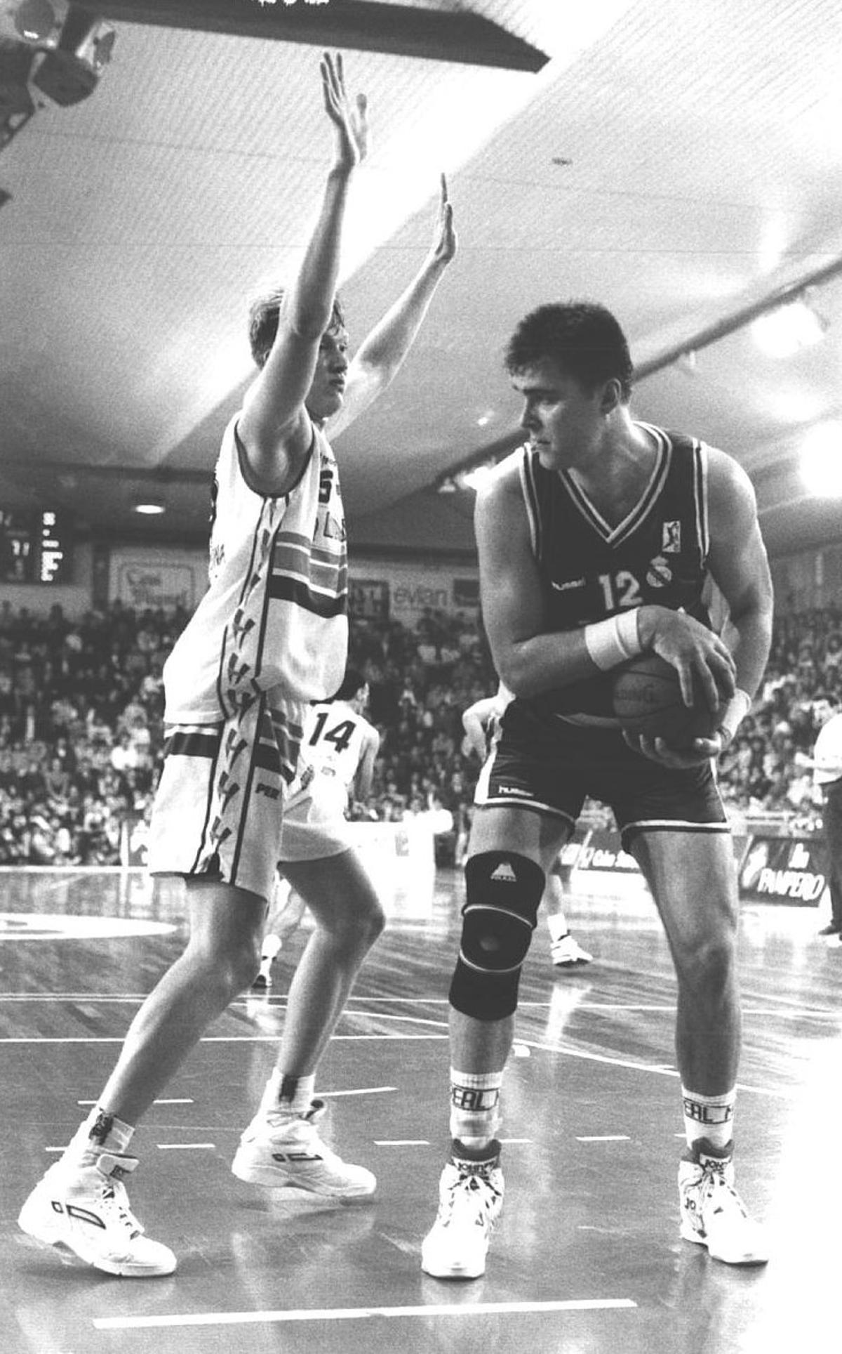 Carlos Ruf, en su etapa en el Valvi Girona, frente a Arvydas Sabonis, entonces jugador del Real Madrid.