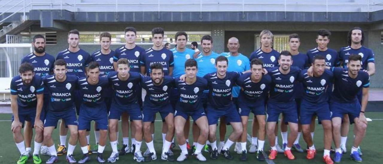 La plantilla y el cuerpo técnico del Ourense Club de Fútbol, ayer, en la presentación en el campo de Oira. // IJesús Regal