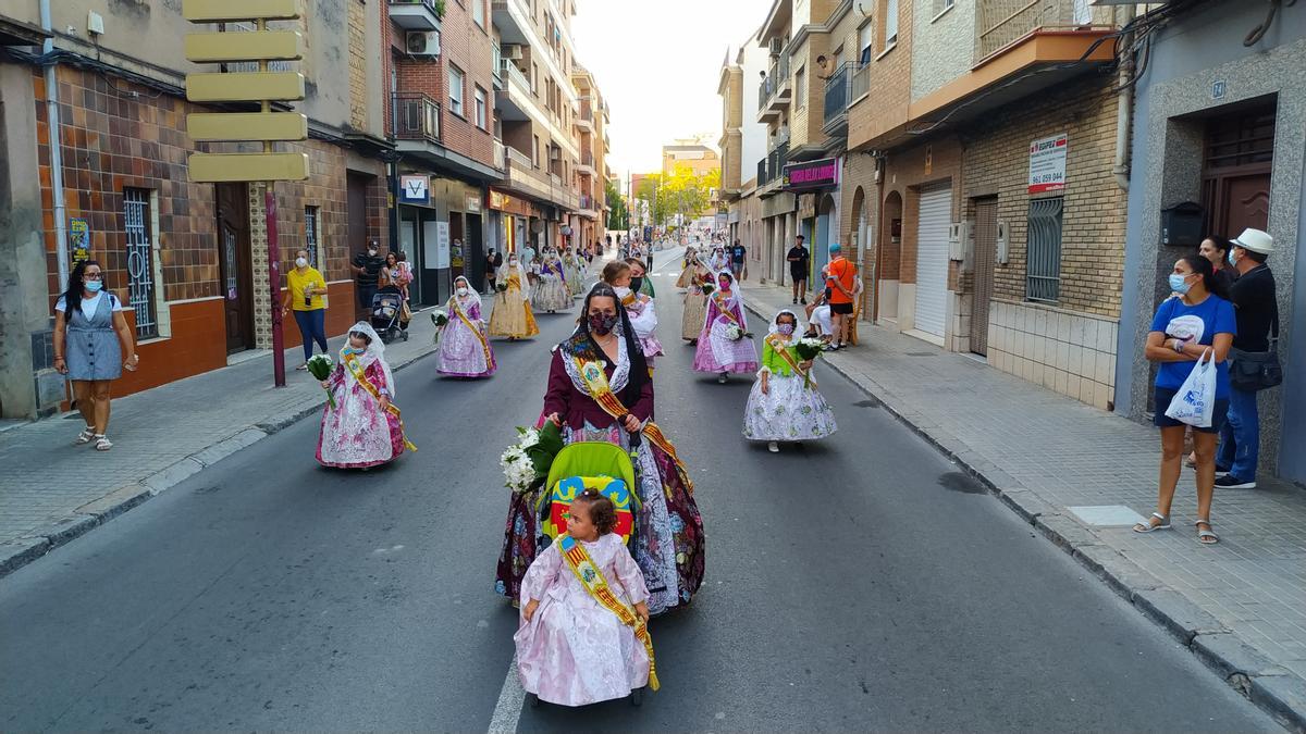 Abanicos, sudor y lágrimas  en la Ofrenda  de Paterna