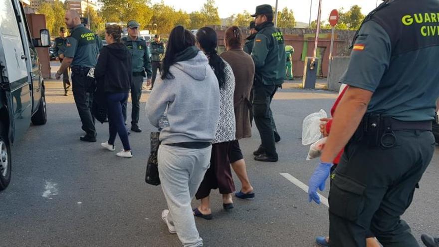 La Guardia Civil conduciendo a los detenidos hacia el juzgado.