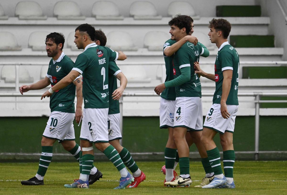 Los jugadores del equipo vigués celebran el gol.