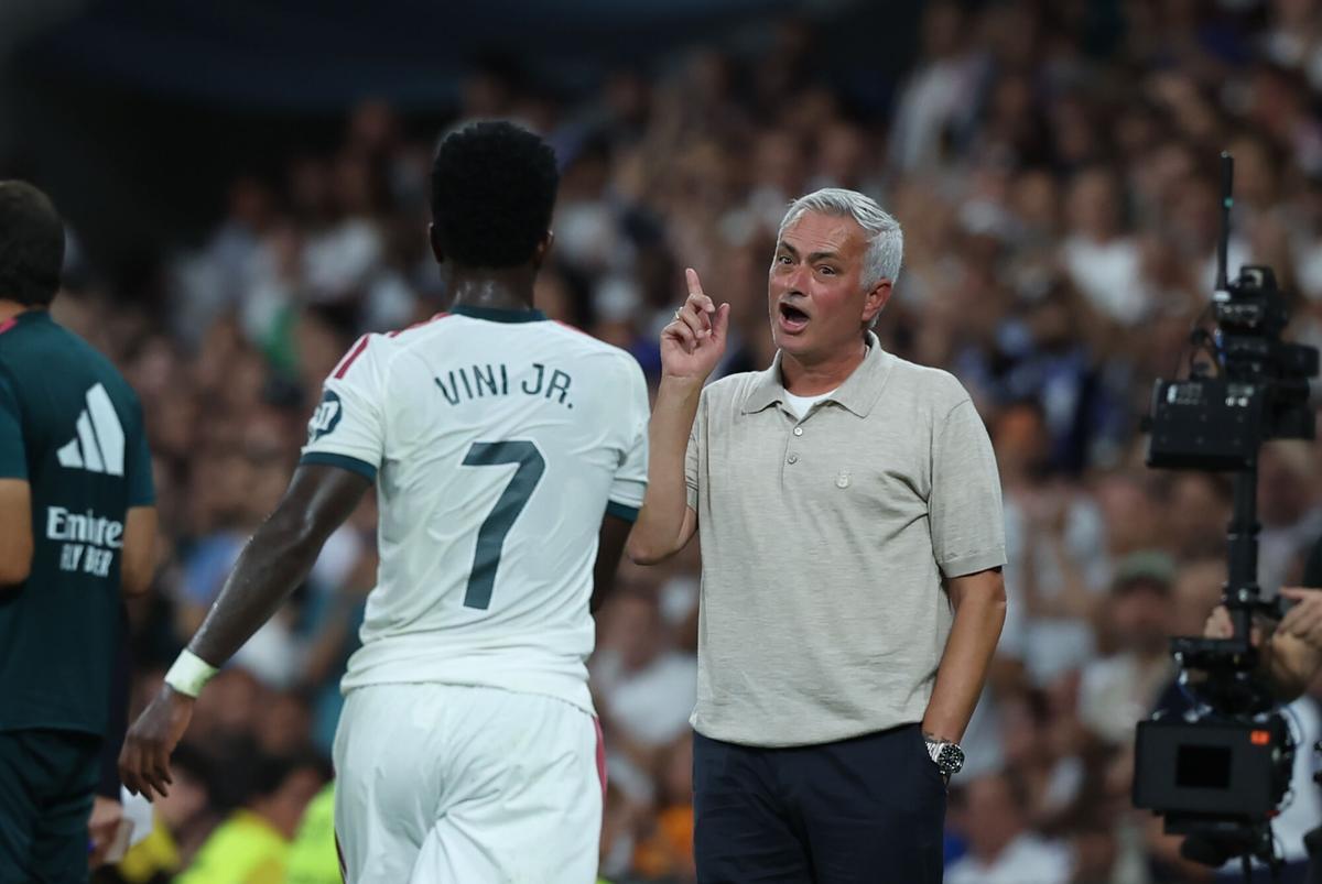 El entrenador del Real Madrid José Mourinho felicita a Vinicius Jr. tras el cambio durante el encuentro correspondiente a la primera jornada de LaLiga que Real Madrid y Real Sociedad disputan este miércoles en el Santiago Bernabéu, en Madrid.