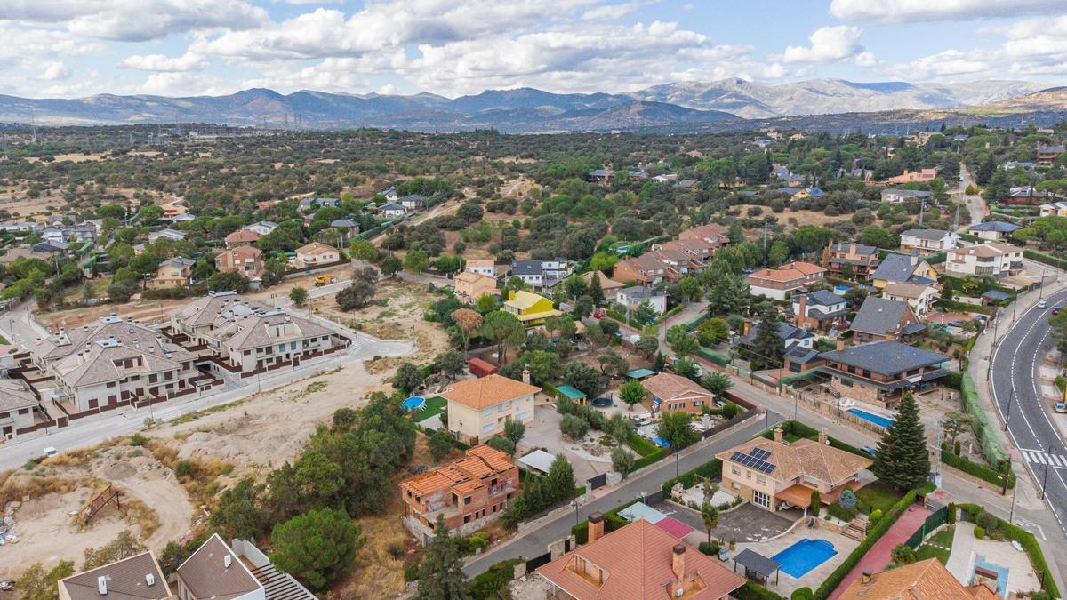 Famosos como Pablo Iglesias o Arturo Pérez-Reverte viven en la lujosa urbanización La Navata en Galapagar