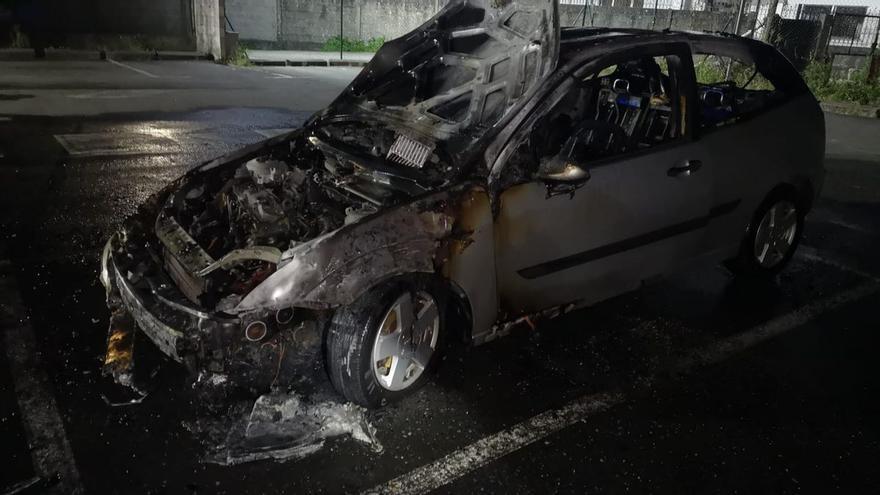 Un coche entre las llamas en pleno centro de Bueu