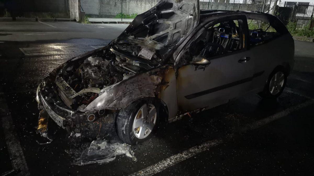 Coche quemado en Bueu.