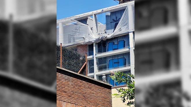 Se desprende parte del forjado de la última planta del edificio de Fecsa en las Tres Xemeneies de Barcelona