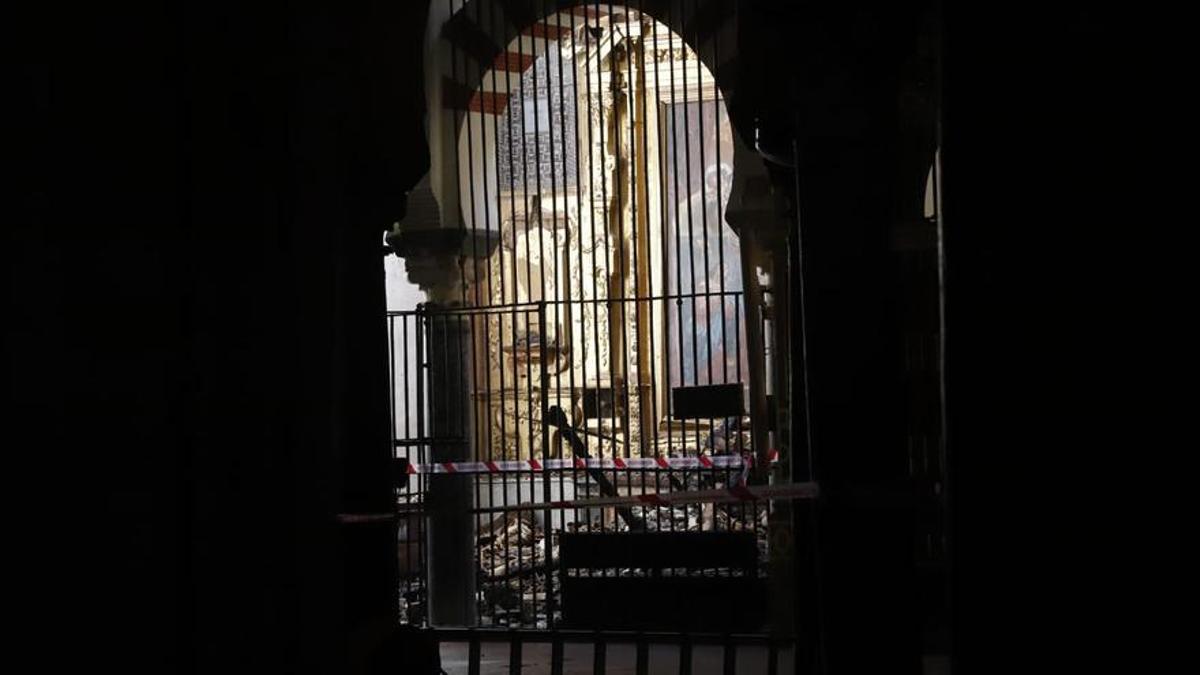 Estado de una capilla tras el incendio.