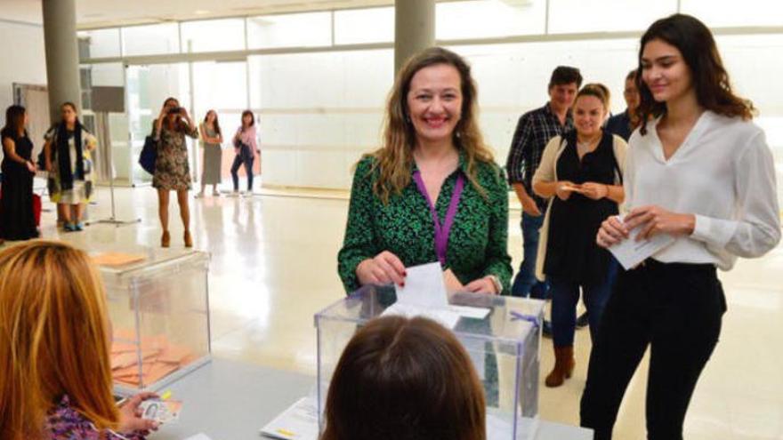 Victoria Rosell, ejerce su derecho al voto.