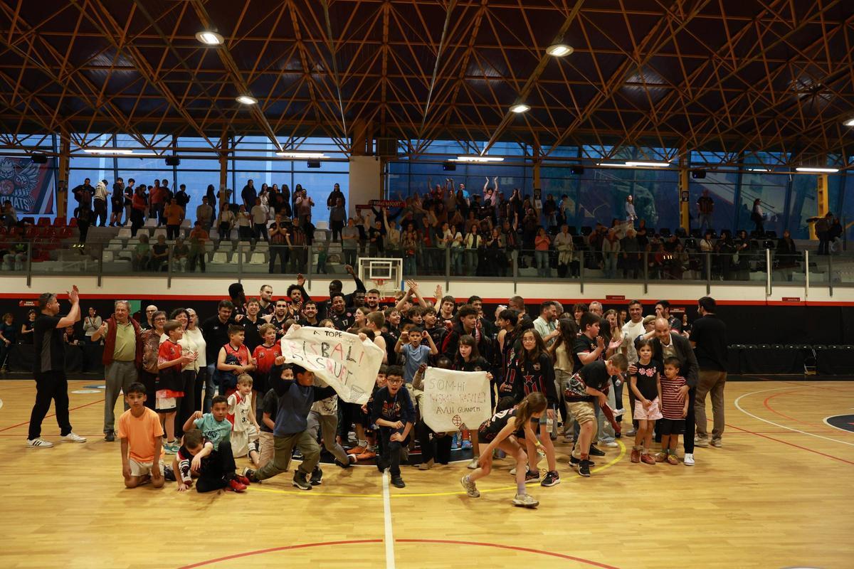 Equip i afició celebrant la permanència al Pavelló Vell