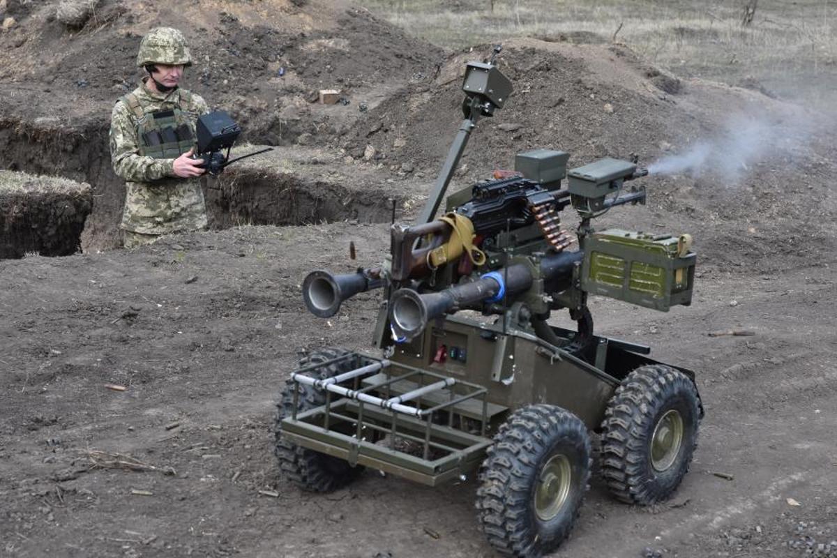 Un soldado de la 65 Brigada Mecanizada ucraniana guía un dron terrestre en un punto no revelado del frente.