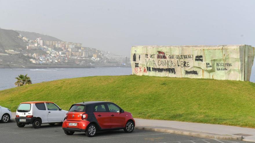 El rocódromo abandonado de la playa de La Laja, con sus pintadas, afea la entrada a la capital desde el sur de la Isla. | | LP/DLP