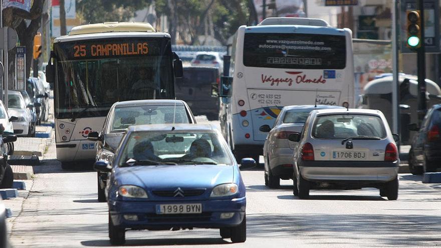 Dos autobuses de la Línea 25, circulando por Campanillas.