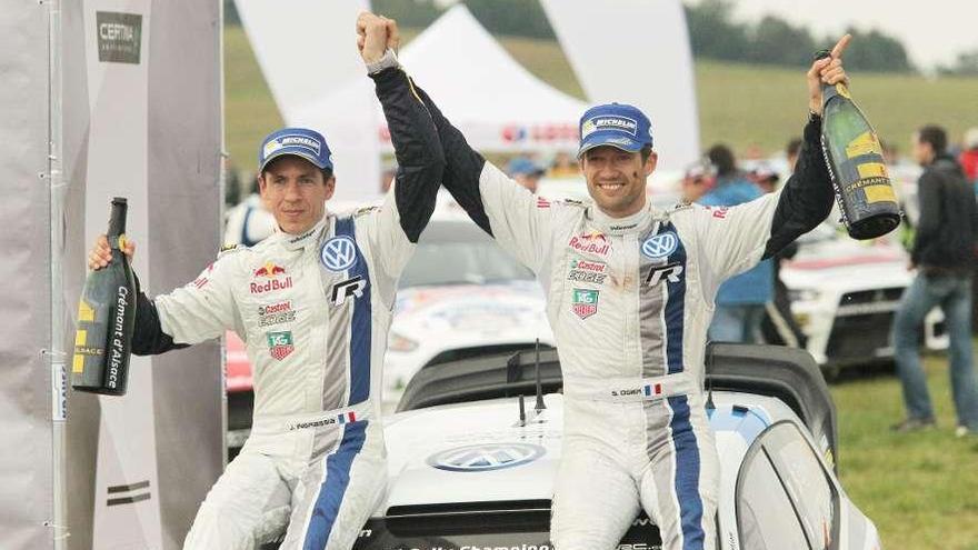 Sebastien Ogier (drcha.), junto a su copiloto Julien Ingrassia, ayer en el podio.