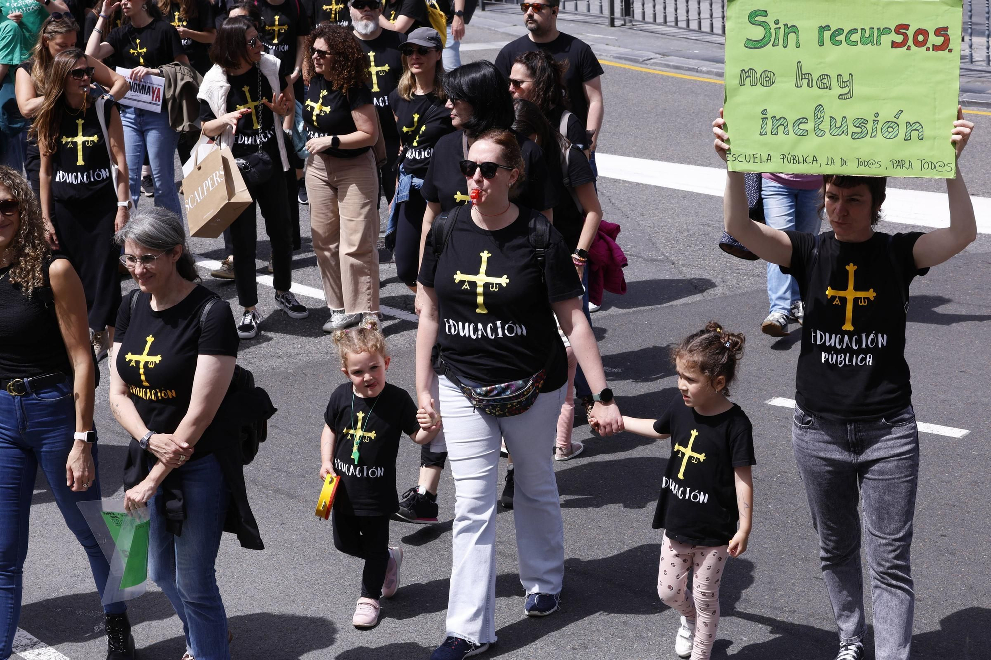 EN IMÁGENES: Cientos de profesores se manifiestan en Oviedo en la cuarta jornada de huelga