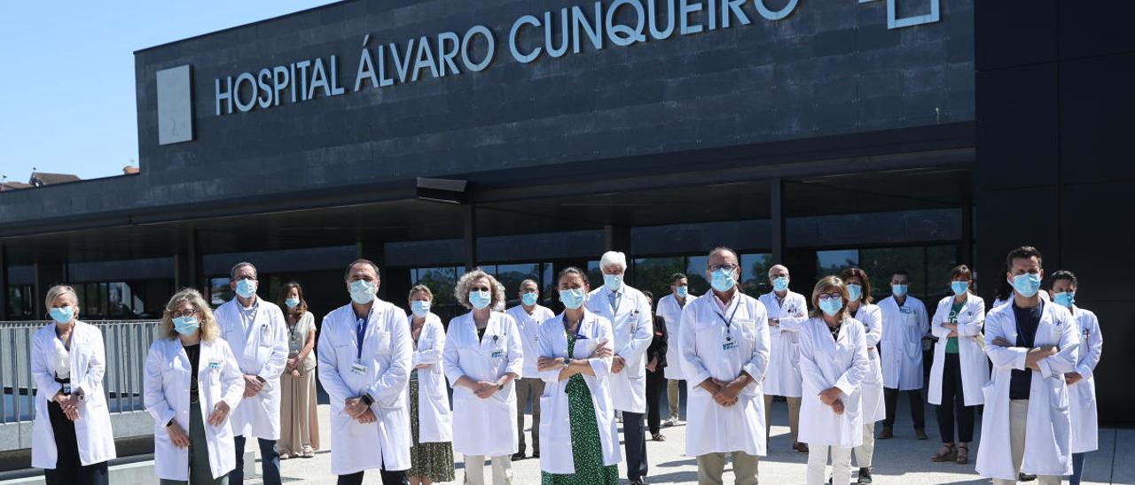 Sanitarios del hospital Álvaro Cunqueiro durante un minuto de silencio por las víctimas de coronavirus. // Ricardo Grobas