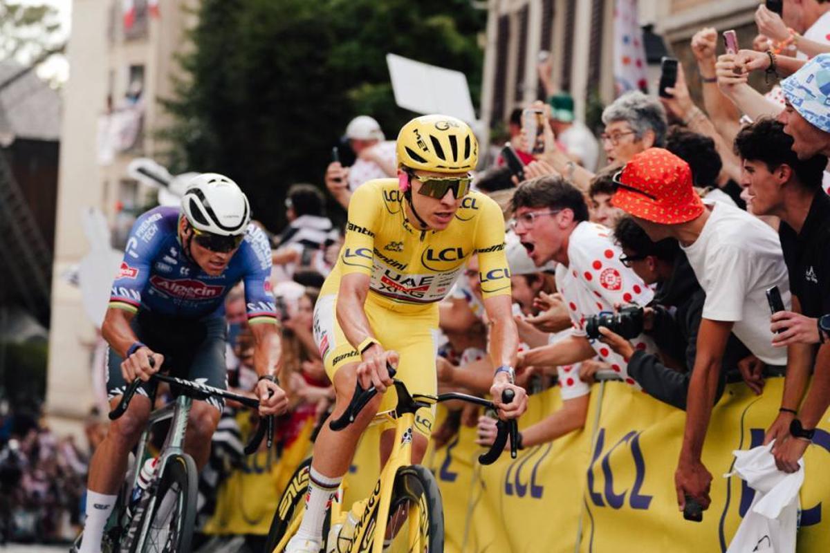 Pogacar, junto a Van der Poel, en la última etapa del Tour.