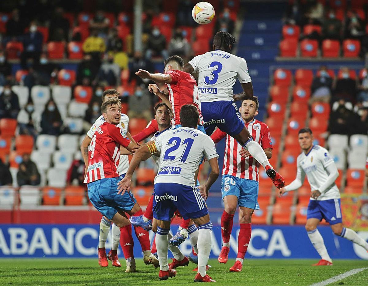 Jair Amador se eleva para rematar el balón ante Ros, defensa del Lugo, ayer en el Anxo Carro. | PRENSA2