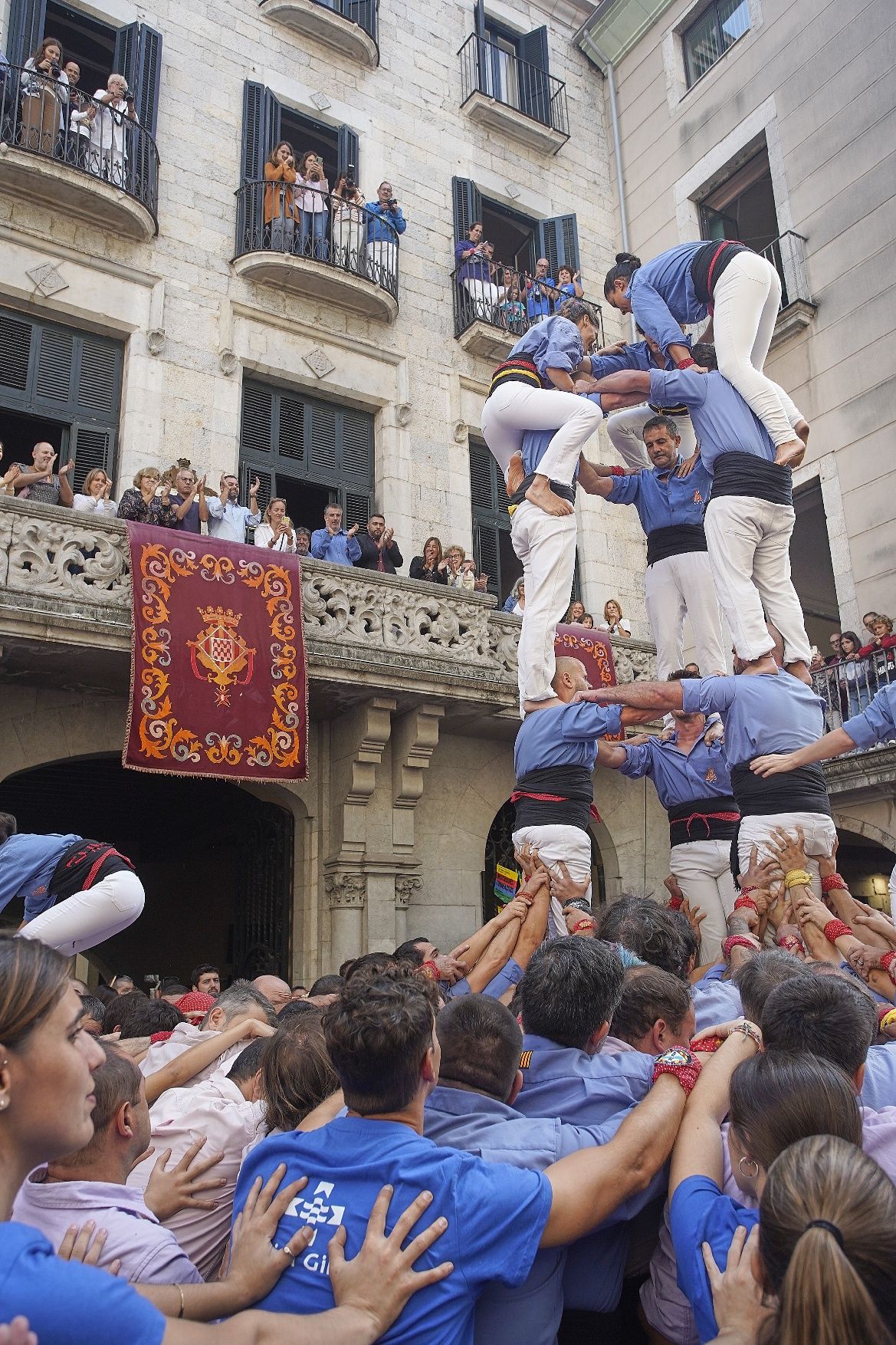 La plaça del Vi s'omple per gaudir dels castells en un matí assolellat