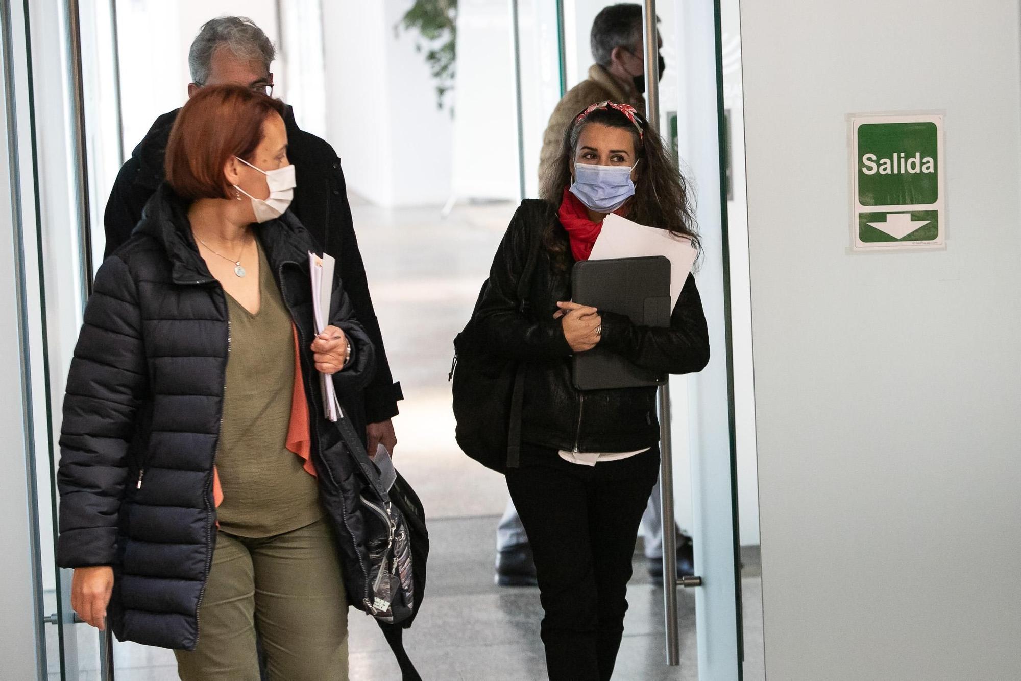 Diputadas de Unidas por Extremadura en el pasillo de acceso al hemiciclo.