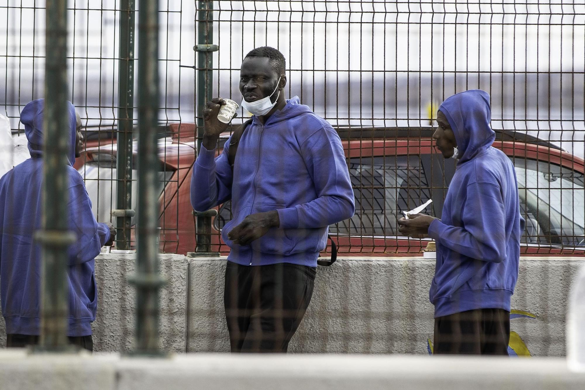 Rescatados 34 migrantes en una lancha neumática cerca de Fuerteventura