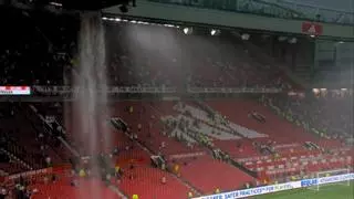 Las impactantes imágenes de las goteras de Old Trafford. ¡Es una cascada!