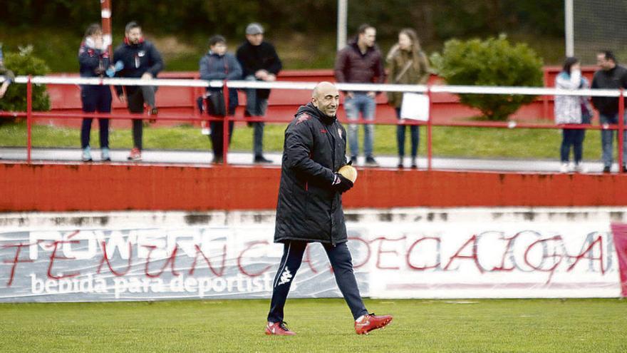 Abelardo, ayer, ante una de las pancartas colocadas en Mareo.