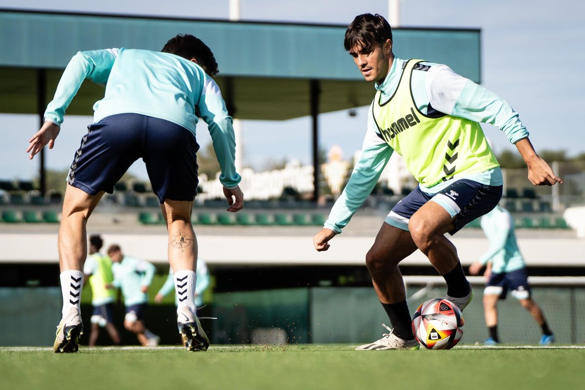 Lucas Alcázar, a la derecha, durante un entrenamiento con el Betis Deportivo.