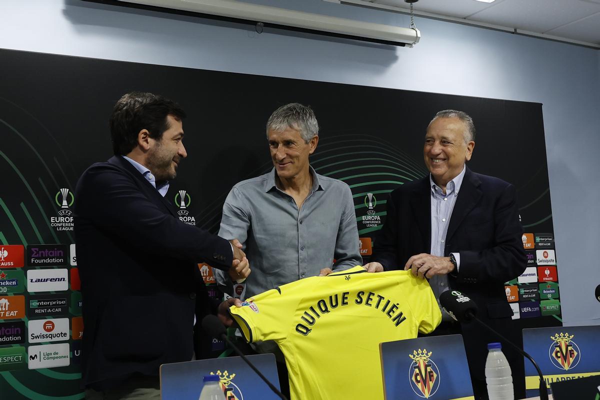 GRAFCVA9180. VILLARREAL (CASTELLÓN), 26/10/2022.- El nuevo técnico del Villarreal, Quique Setién, afirmó en la rueda de prensa de su presentación que en estos momentos cree que es "la envidia de muchos entrenadores" por haber tenido la posibilidad de asumir el puesto y agradeció la posibilidad de llegar a un club "excepcional" que se identifica con su manera de ver y hacer las cosas.EFE/ Domenech Castelló