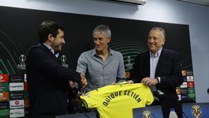 GRAFCVA9180. VILLARREAL (CASTELLÓN), 26/10/2022.- El nuevo técnico del Villarreal, Quique Setién, afirmó en la rueda de prensa de su presentación que en estos momentos cree que es la envidia de muchos entrenadores por haber tenido la posibilidad de asumir el puesto y agradeció la posibilidad de llegar a un club excepcional que se identifica con su manera de ver y hacer las cosas.EFE/ Domenech Castelló