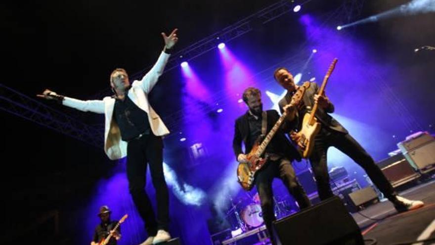 Carlos Tarque demostró en Alicante que sigue sudando por el rock clásico