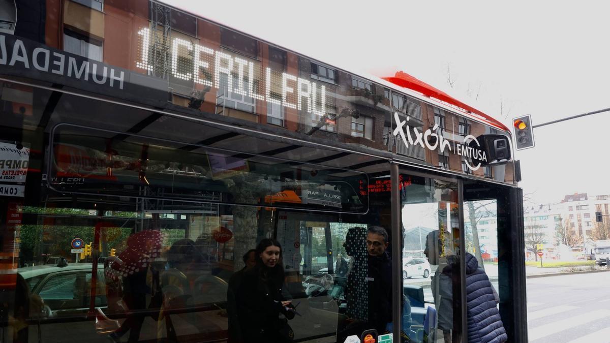 Un autobús de la línea 1 de Emtusa.