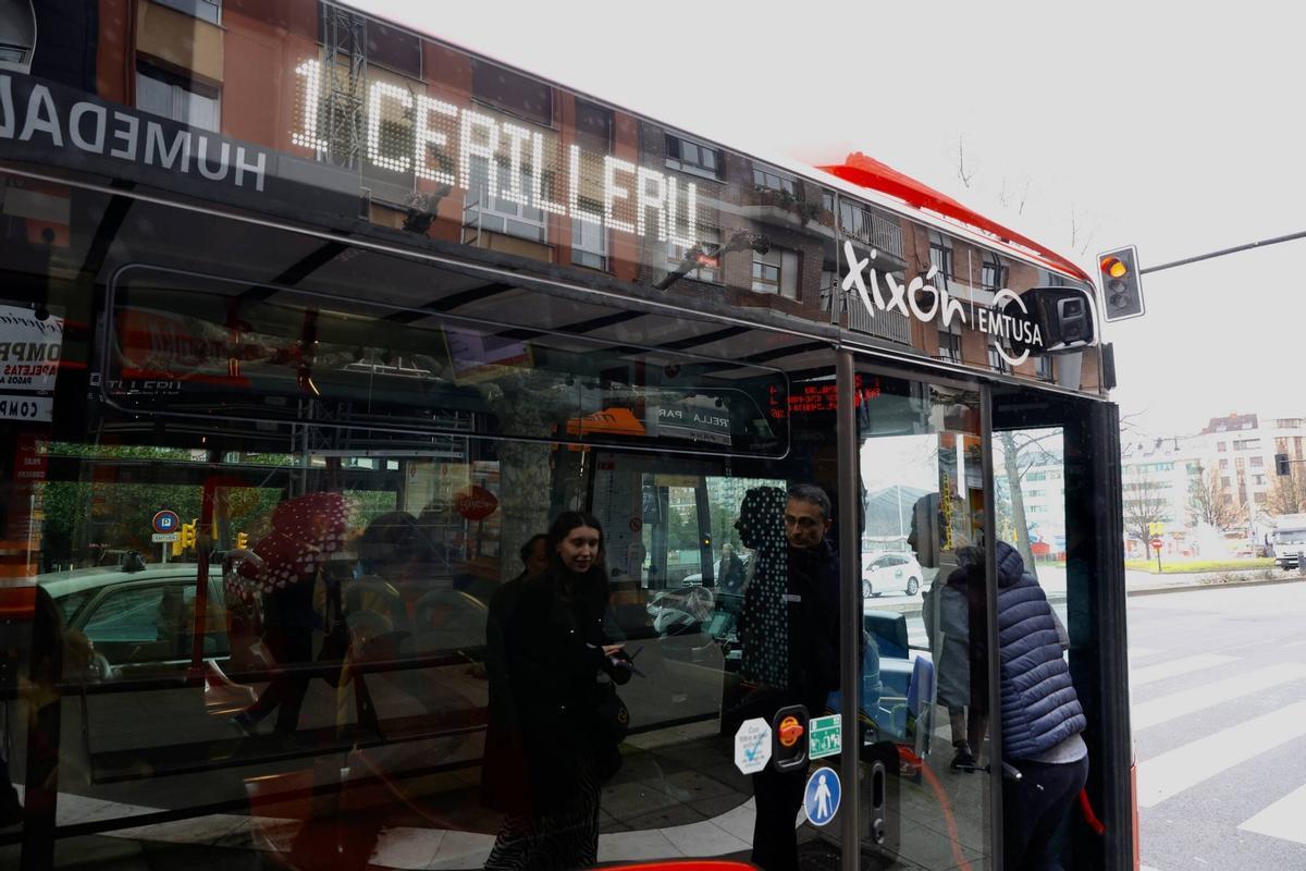 Un autobús de la línea 1 de Emtusa.