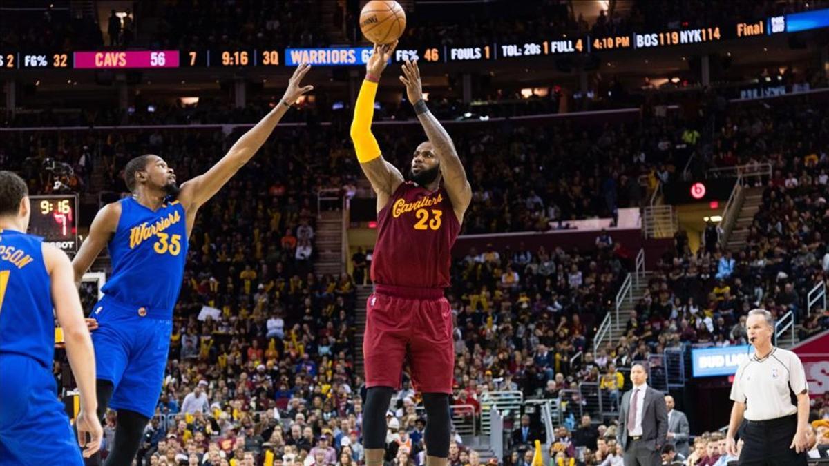 LeBron James, en una jugada del partido ante los Warriors