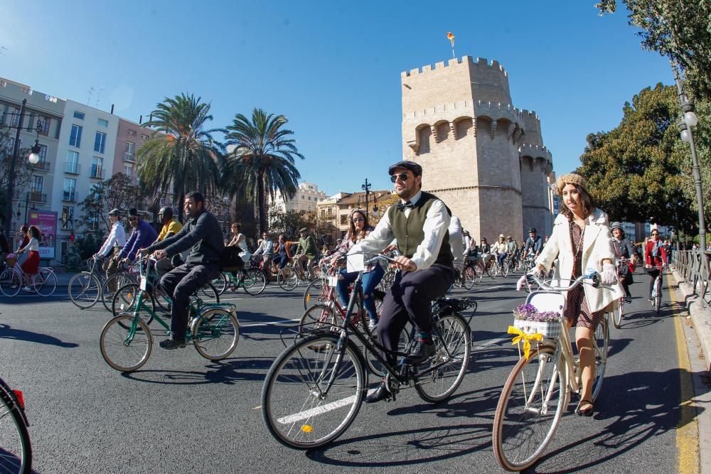 Encuentro de bicis antiguas y vestidos de época