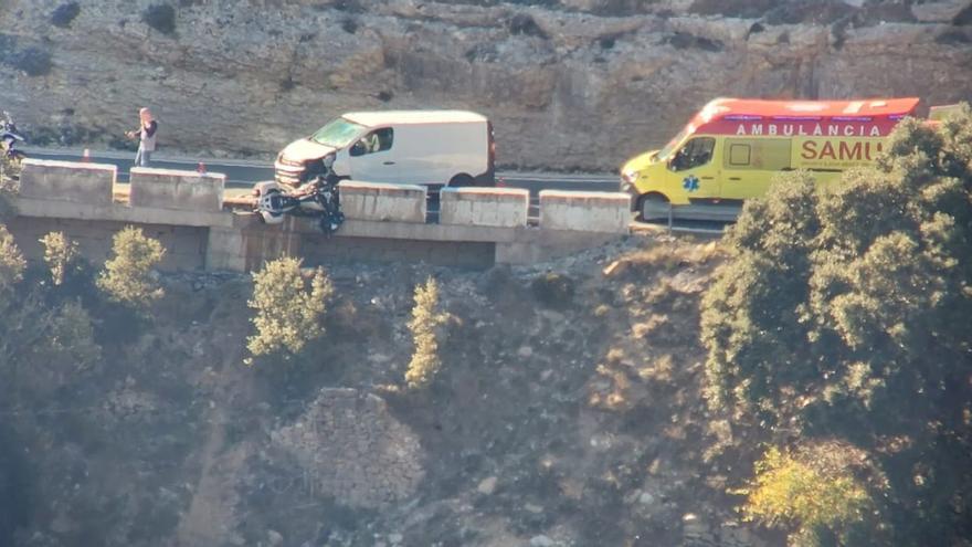 Un motorista cae por un barranco de 20 metros tras chocar contra una furgoneta en Ares