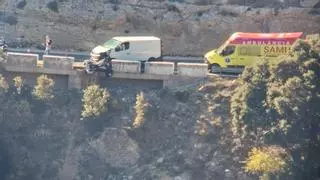 Un motorista cae por un barranco de 20 metros tras chocar contra una furgoneta en Ares