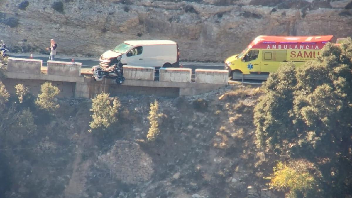 Impresionante imagen que se aprecia parcialmente la distancia por la que ha caído el motorista.