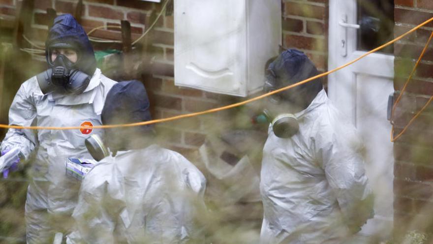 Investigadors a l&#039;habitatge de Skripal a Salisbury.