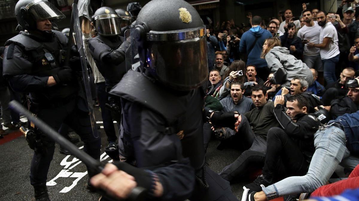 zentauroepp40367198 spanish national police tries to dislodge pro referendum sup171123114457