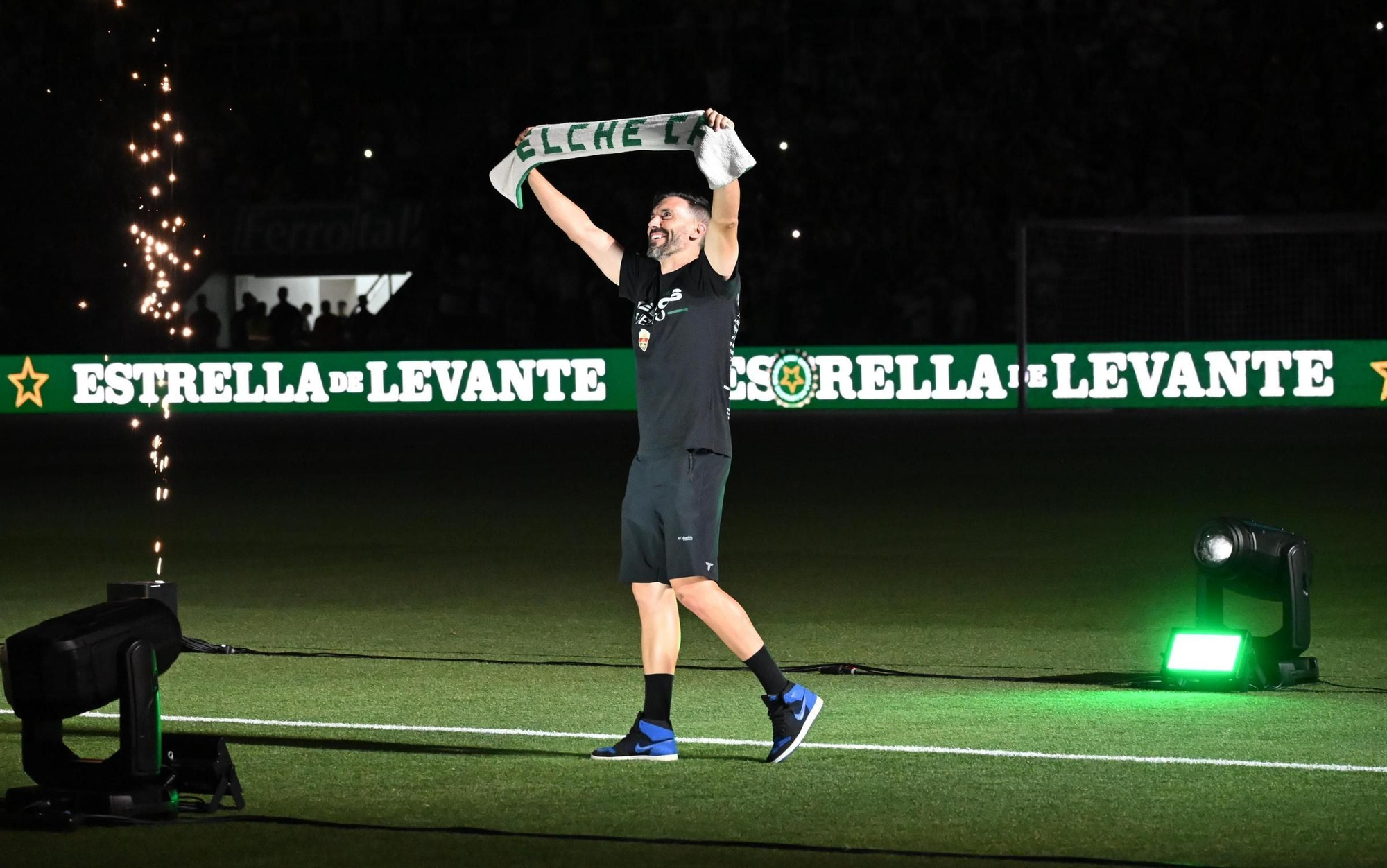 El Elche CF celebra el ascenso a Primera en el Martínez Valero